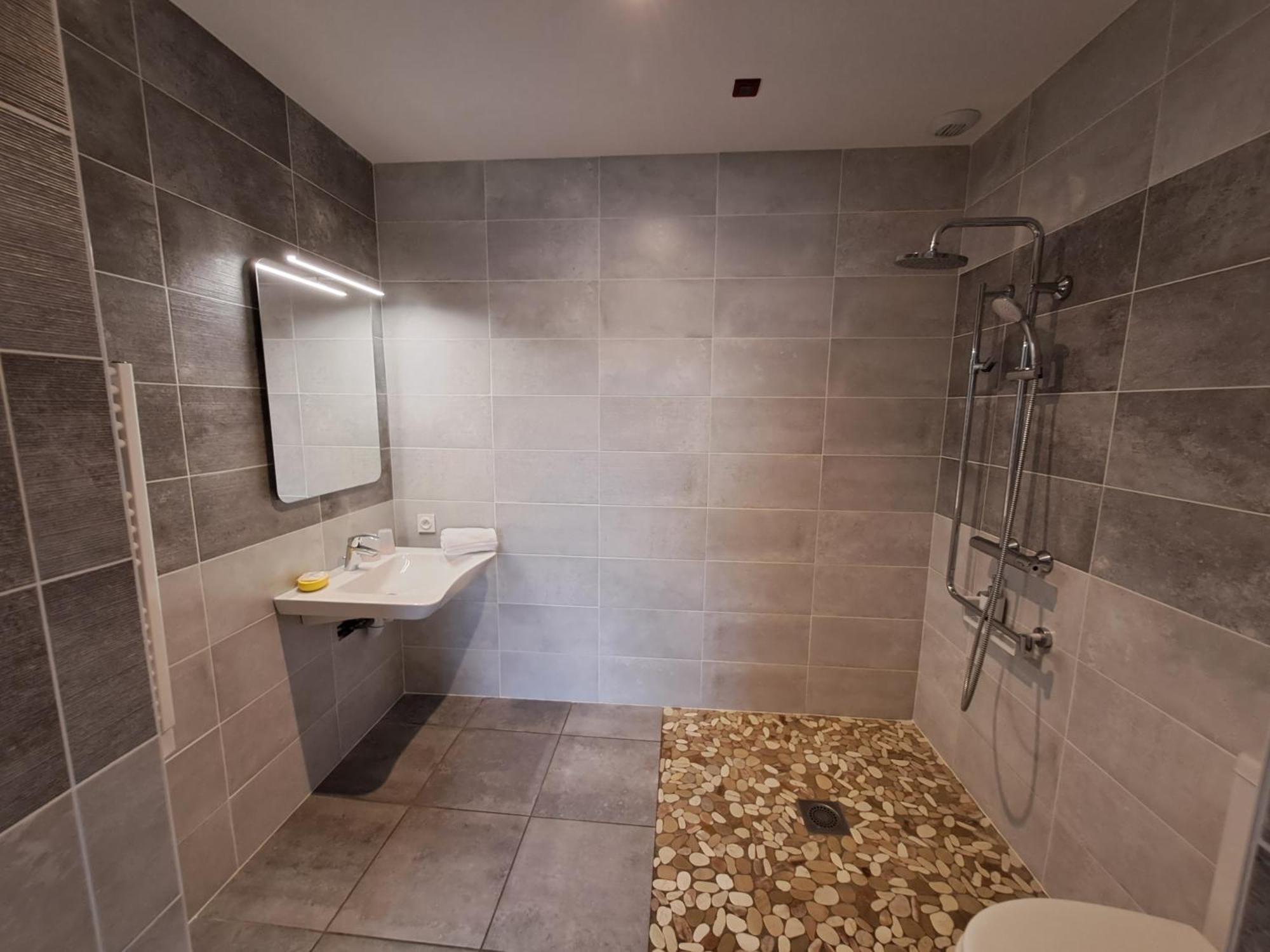 לאקאנו Hotel L'Auberge Canaulaise מראה חיצוני תמונה