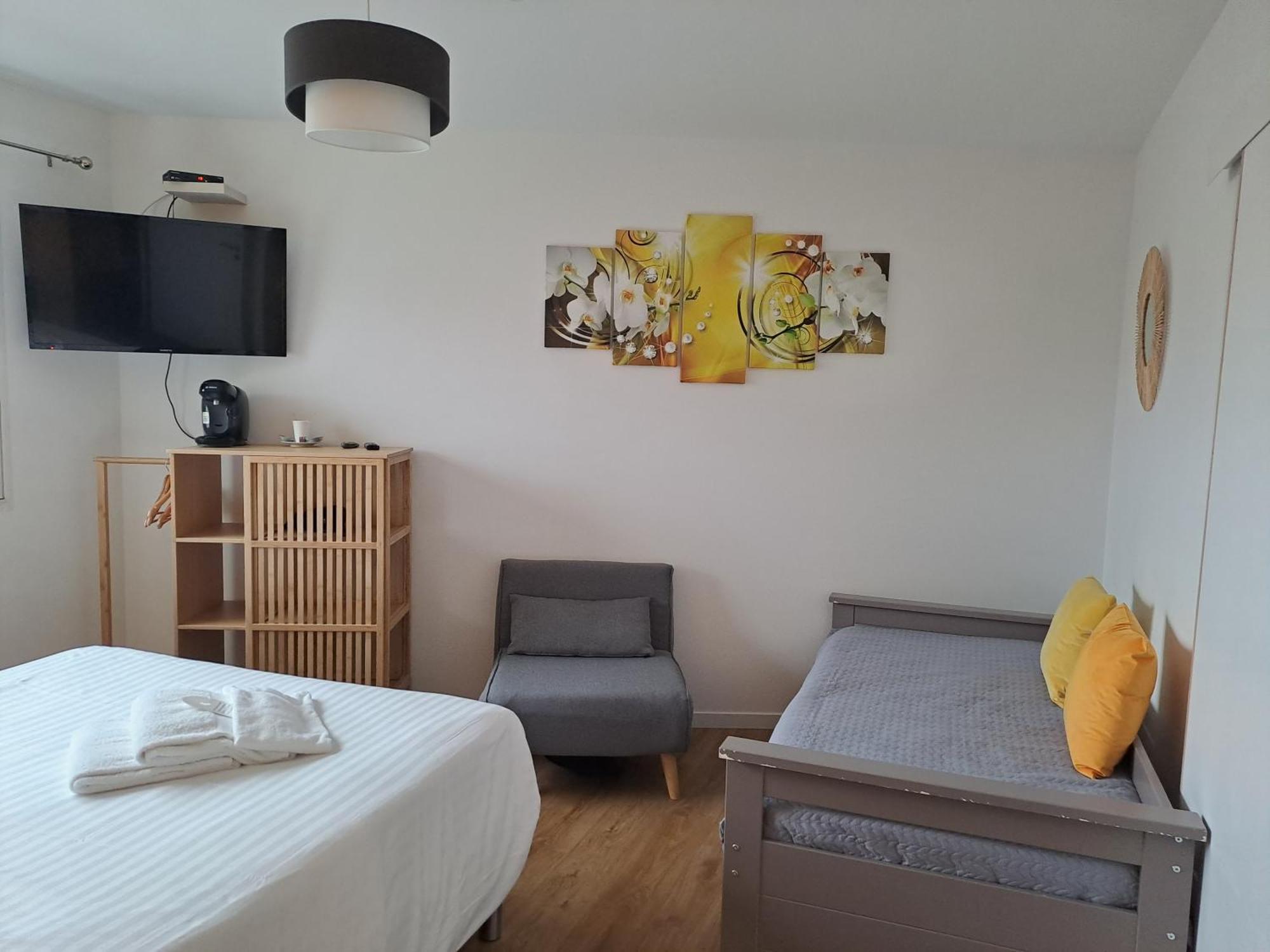 לאקאנו Hotel L'Auberge Canaulaise מראה חיצוני תמונה
