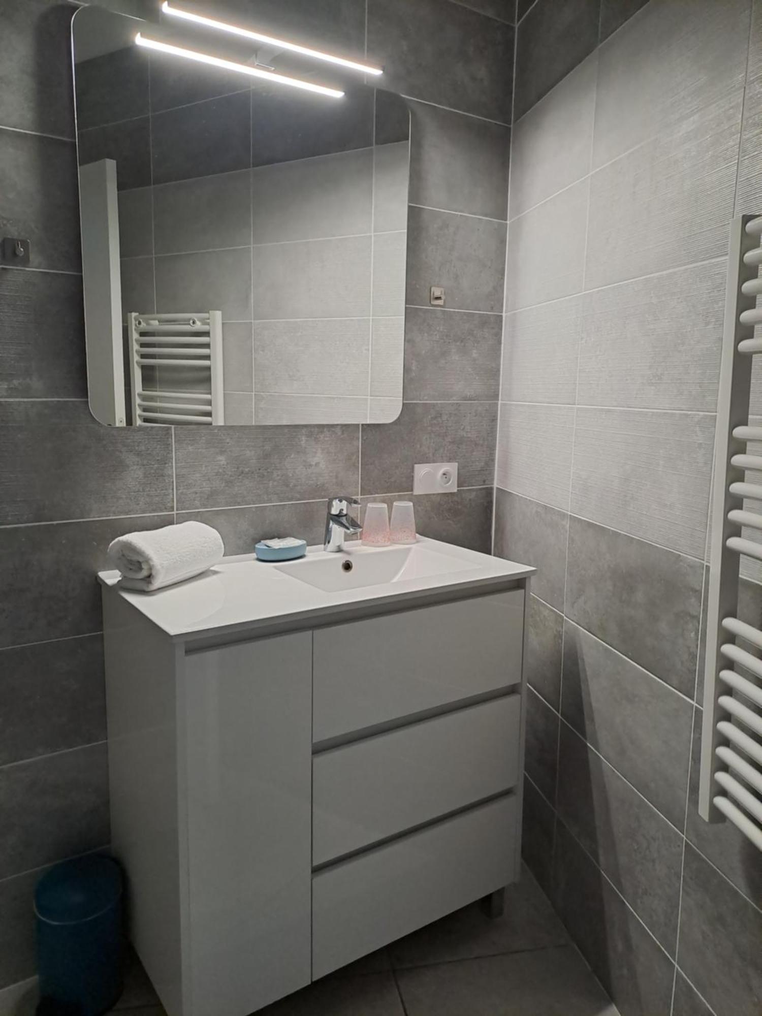 לאקאנו Hotel L'Auberge Canaulaise מראה חיצוני תמונה
